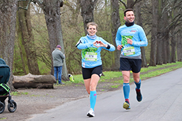 Teilnehmer auf der Laufstrecke des Corza Medical Organspendelauf 2022 -  Präsenzlauf in Leipzig, Clara-Zetkin-Park