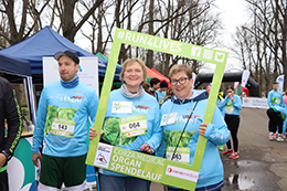 Teilnehmerinnen des Corza Medical Organspendelauf 2022 mit Aktionsschild - Präsenzlauf in Leipzig