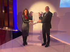 Katja Mayer und Prof. Matthias Anthuber bei der Übergabe des Springer Medizin Charity Awards in Berlin - Querformat (JPG)