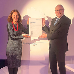 Katja Mayer und Prof. Matthias Anthuber bei der Verleihung des Springer Medizin charity Awards 2022